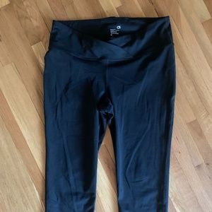GapFit Blackout Technology maternity capris